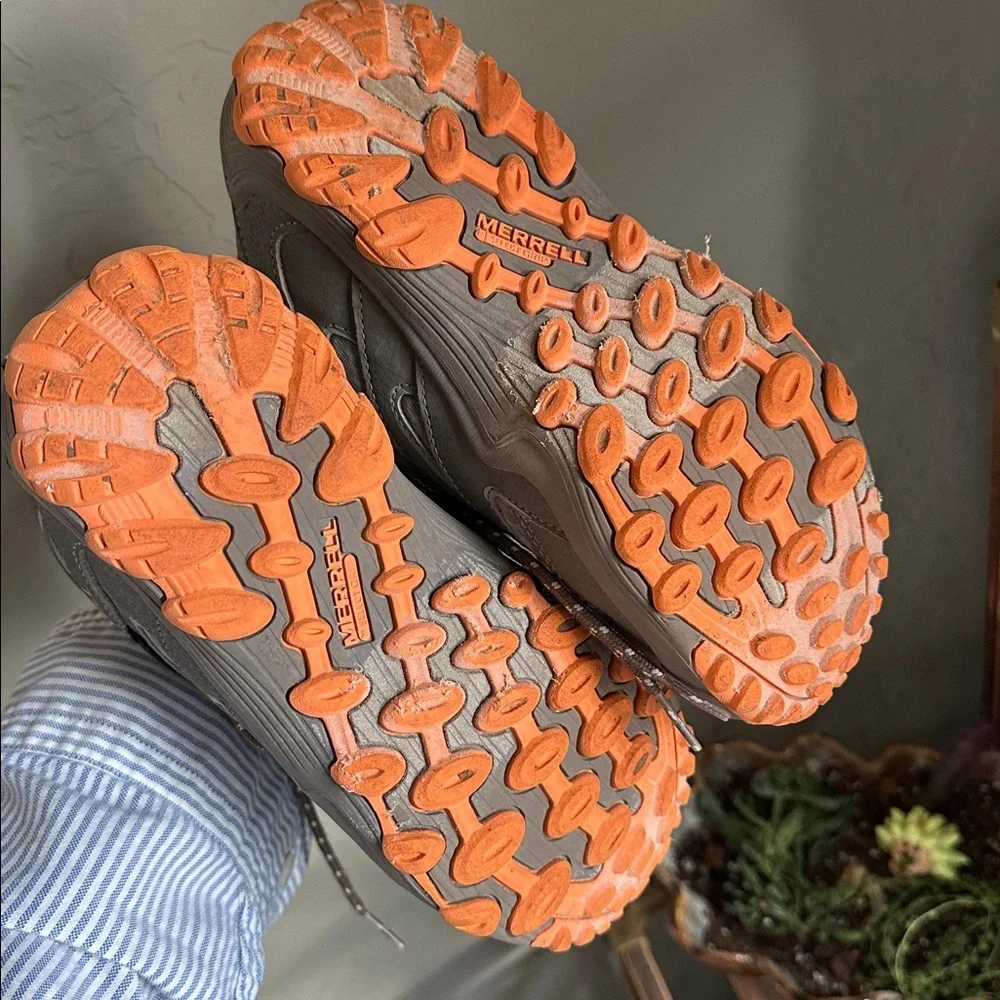 Merrell Kids' gray and Orange Boots size 3.5 lightly used‎ great condition